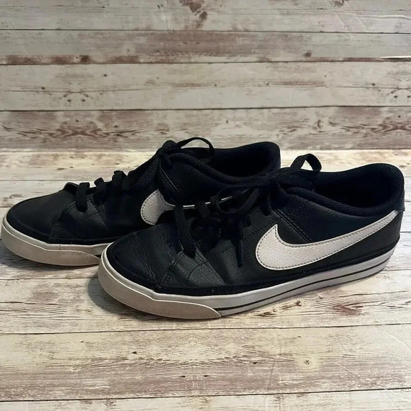 Nike Court Legacy Sneaker Women's Size 10 Black White Leather Swoosh - Picture 1 of 10